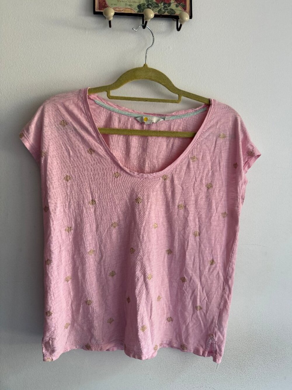 Boden Women's T Shirt 100% Cotton Pink with Gold Seashell Design
